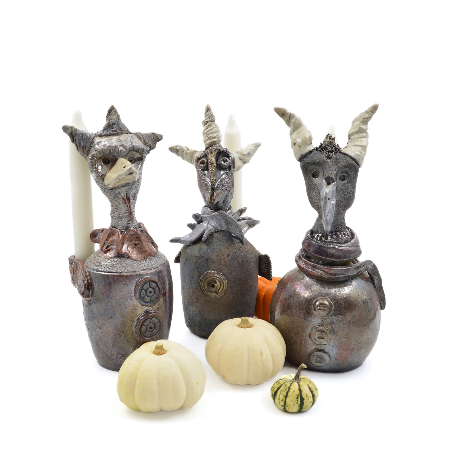 Deux bougeoirs en grès sculptés