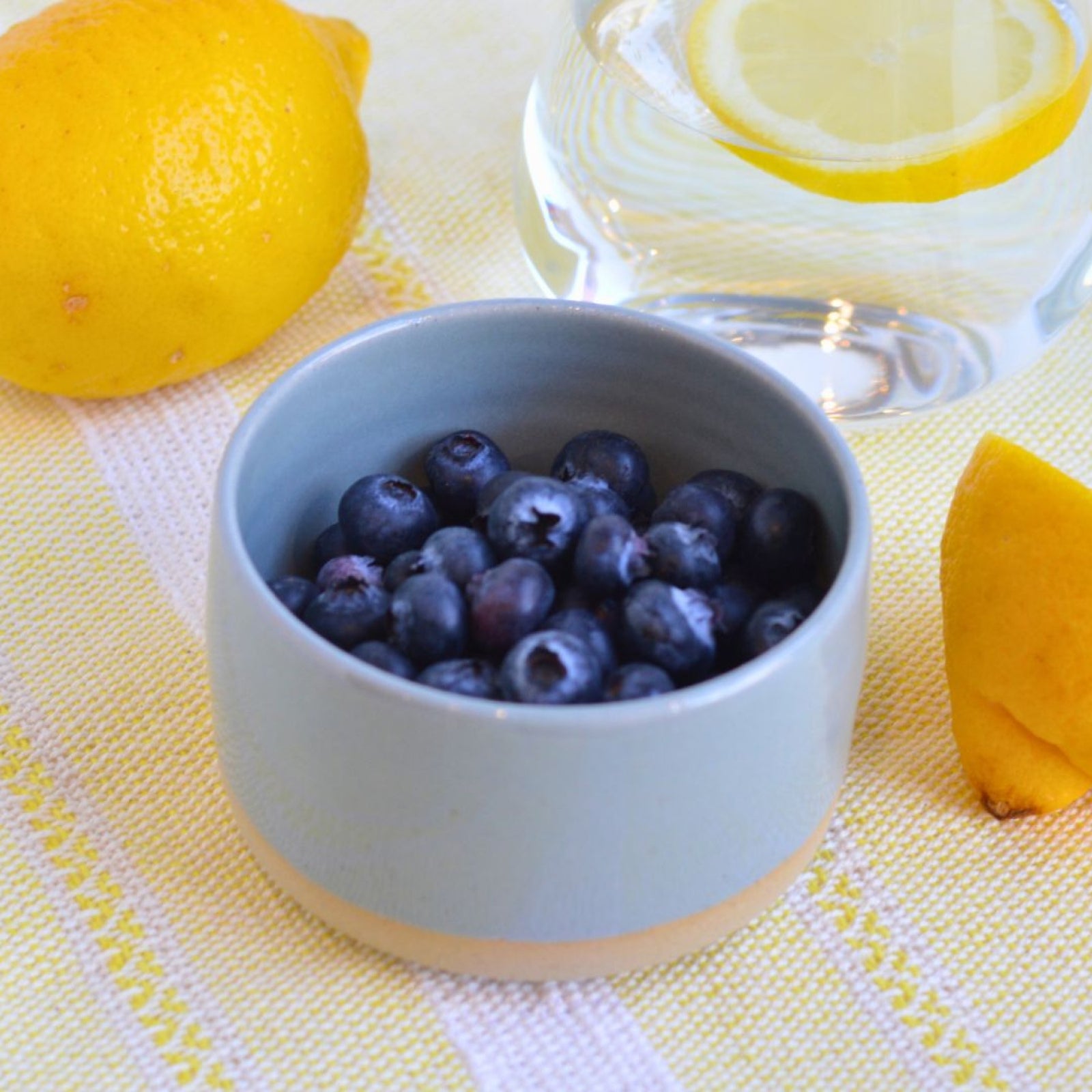 Bol en grès gris avec citrons