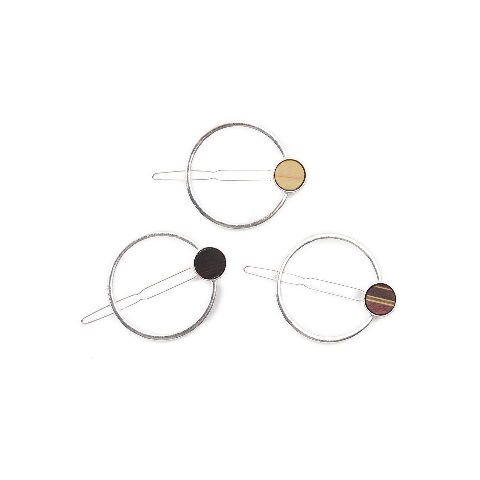 Trois broches à cheveux en différentes essences de bois