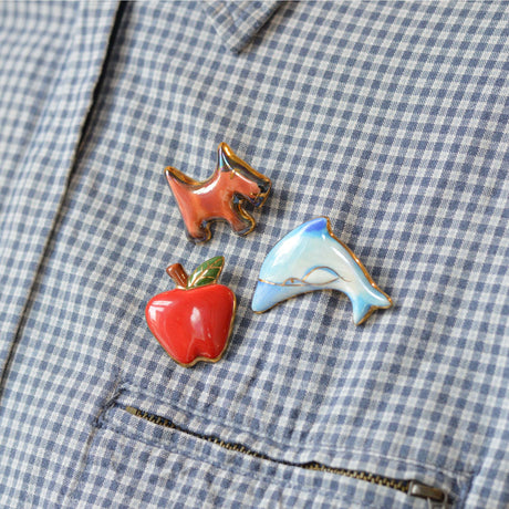 Pins artisanales fixées sur une chemise