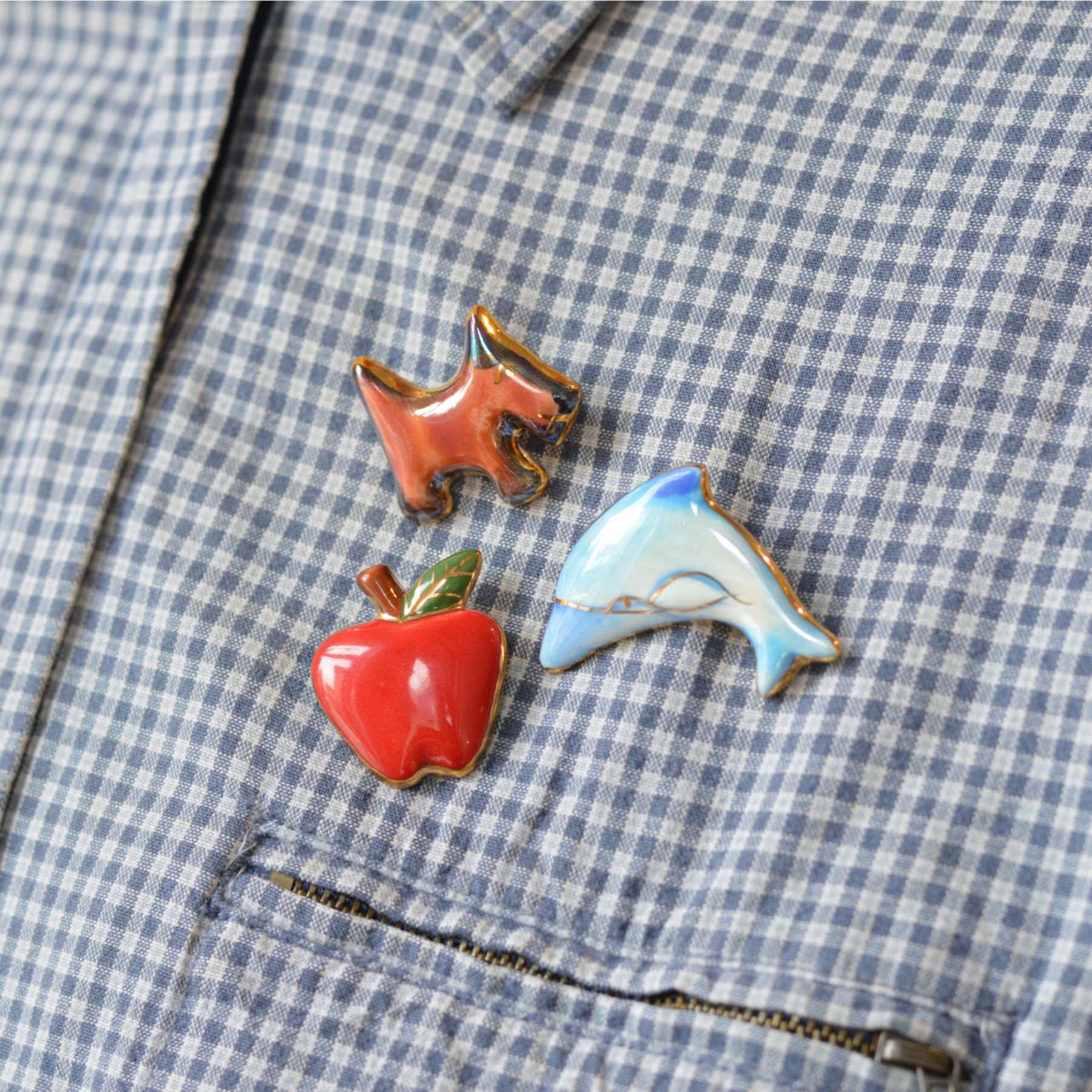 Pins artisanales fixées sur une chemise