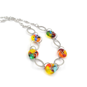 Collier en verre fusionné