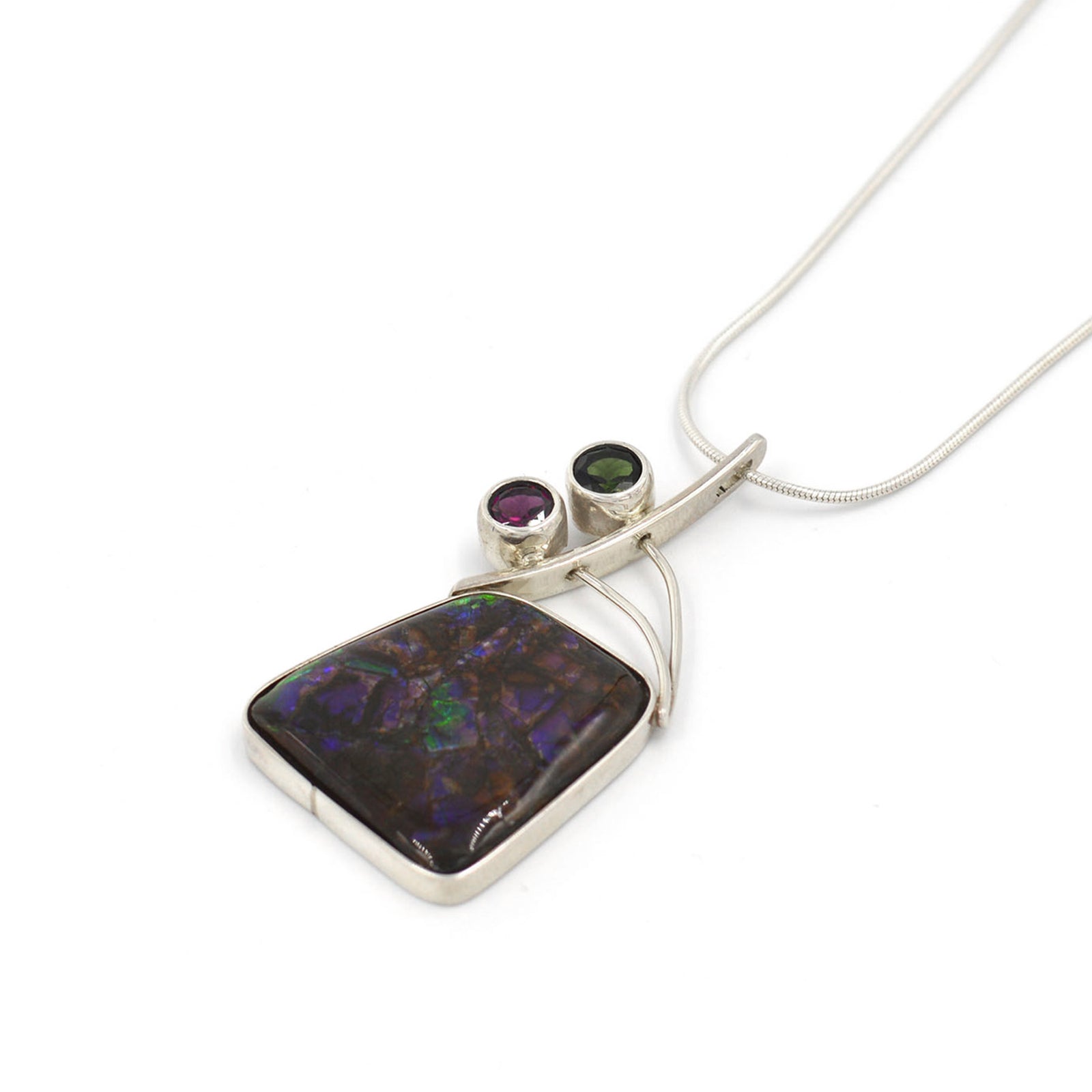 Collier avec pierre d'ammolite du Canada