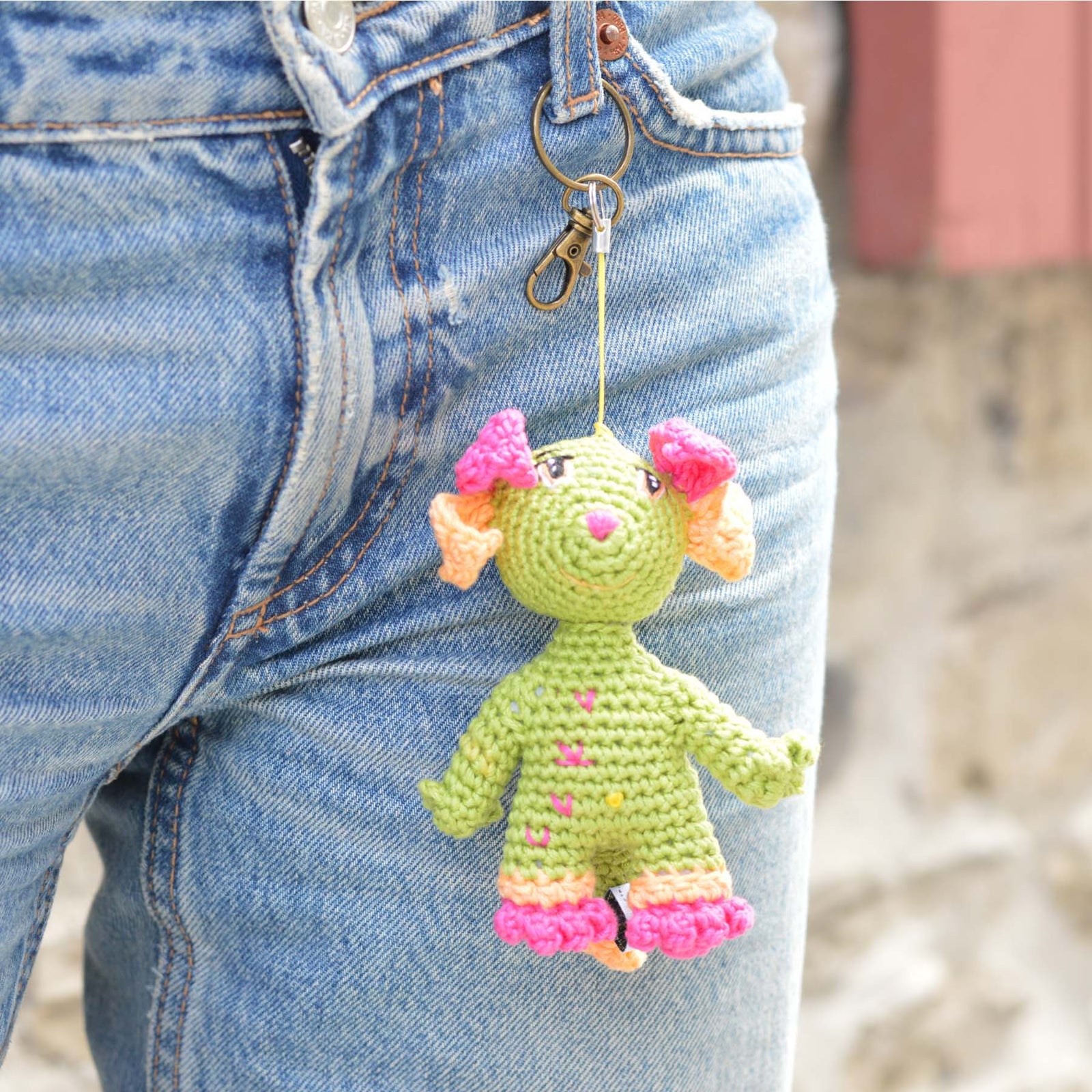Porte cle toutou accroché à un jeans