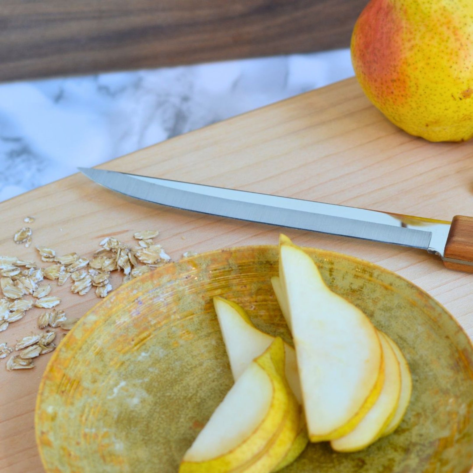 Petite assiette avec couteau sur planche de bois