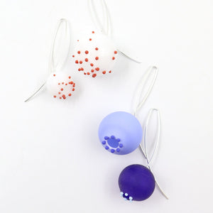 Boucles d’oreille asymétriques en verre soufflé
