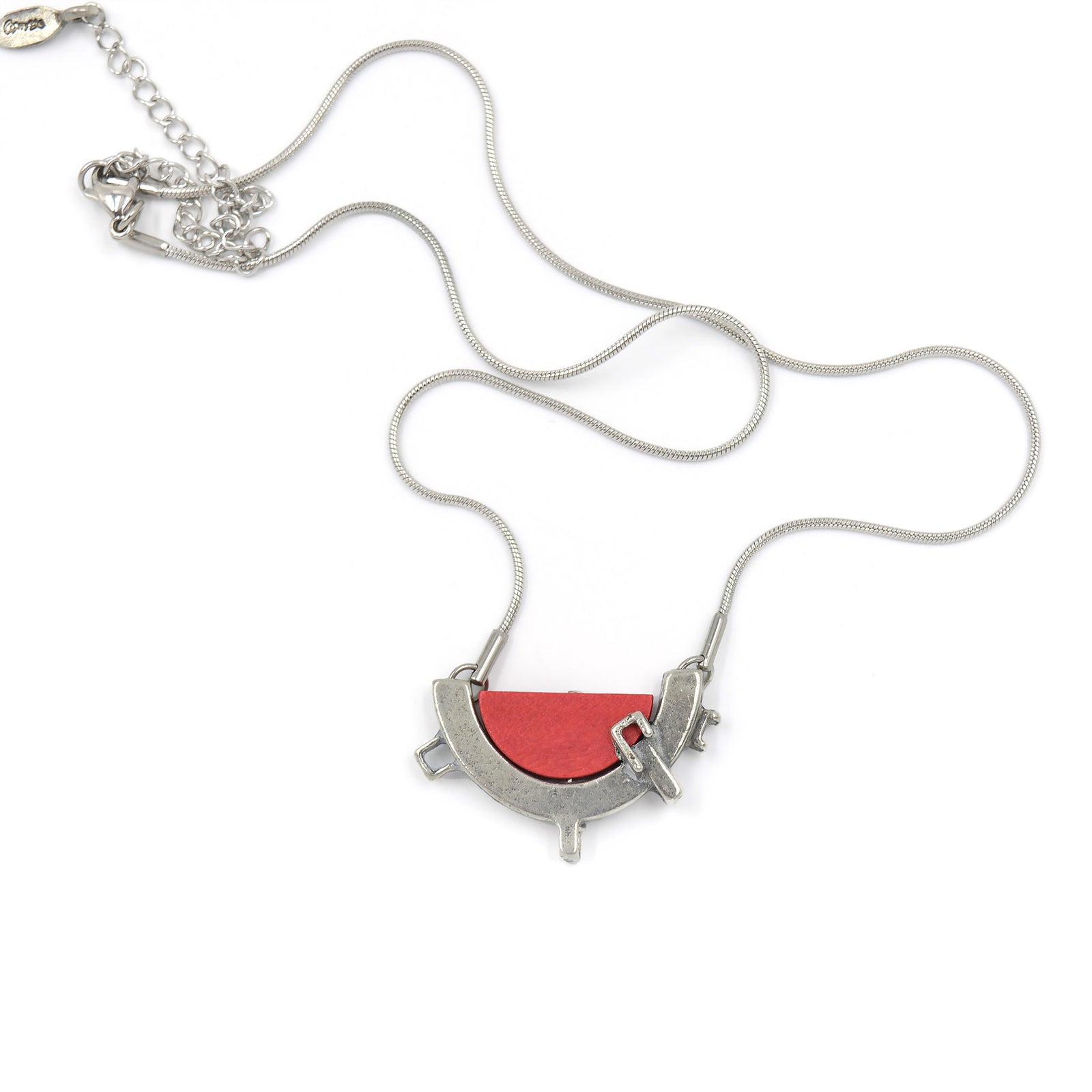 Pendentif en étain et bois