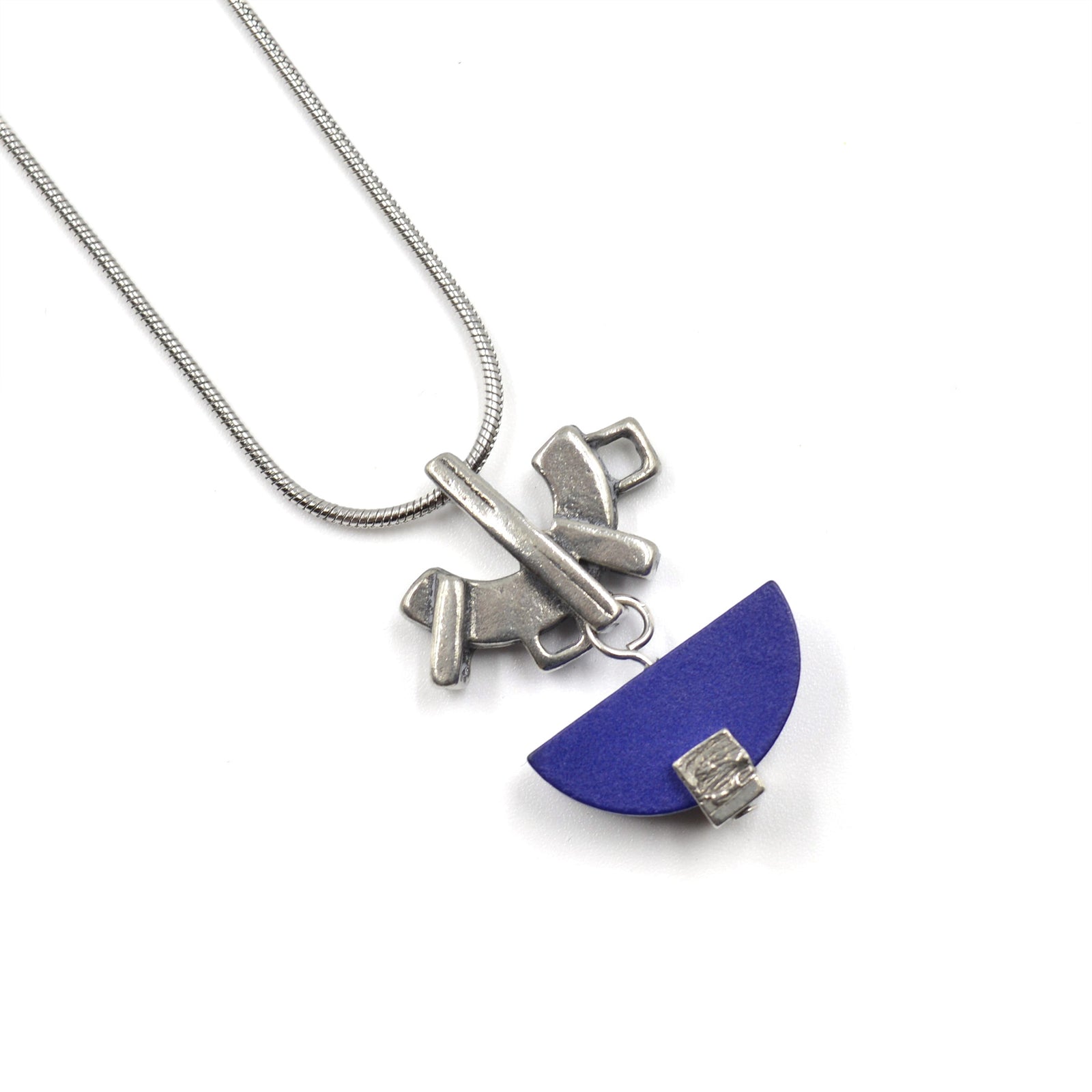 Pendentif en étain et bois