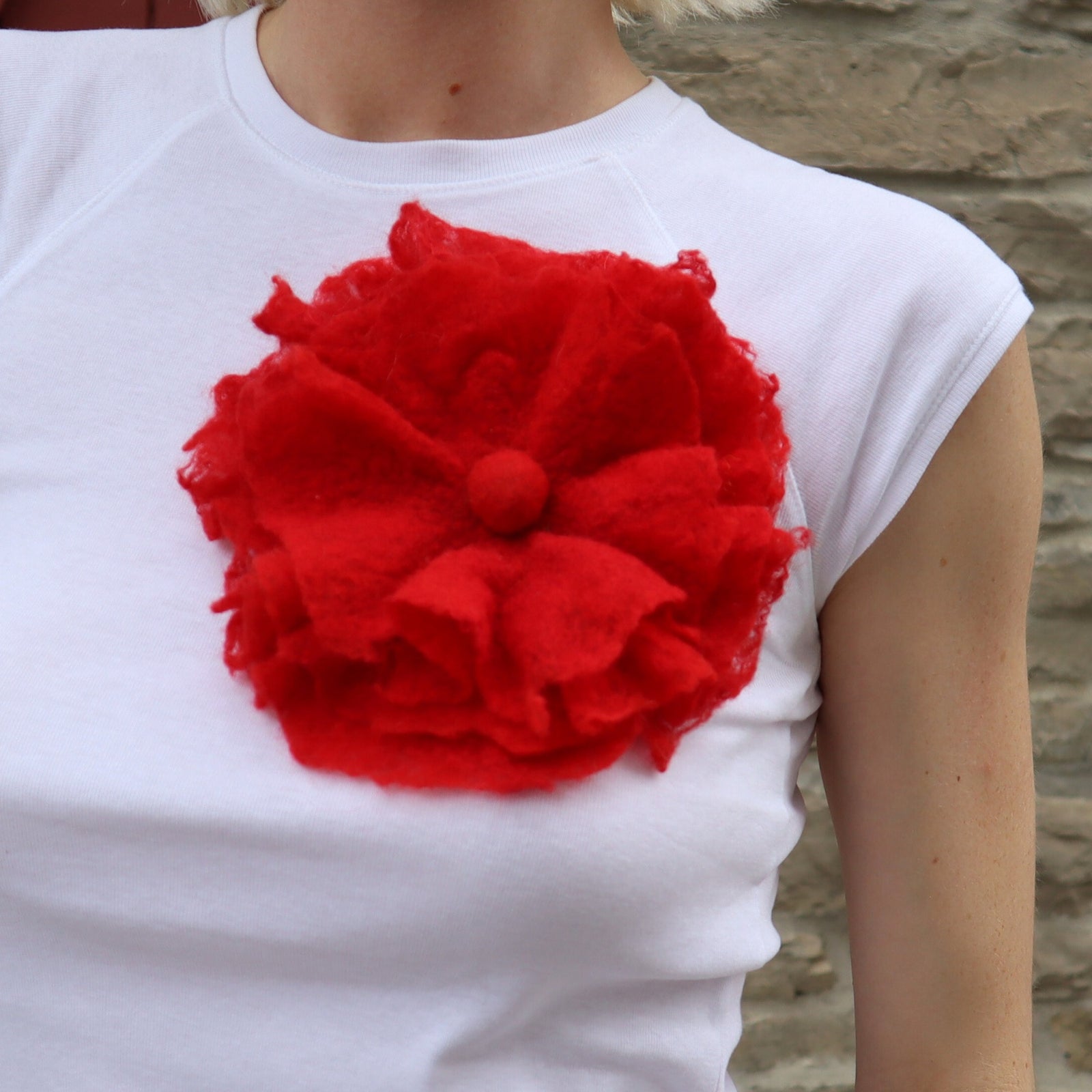 Épingle fleur sur chandail