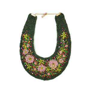 Collier en laine feutrée, vue rapprochée