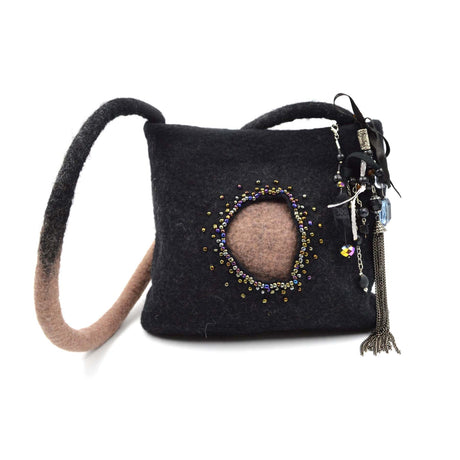 Sac feutré artisanal en laine mérinos créé à la main par Larissa Prince au Québec