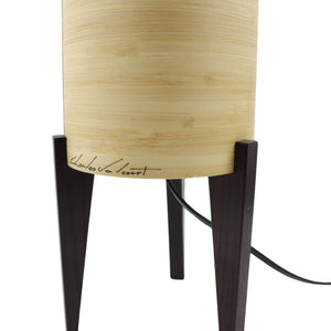 Lampe cylindrique en bois, vue rapprochée