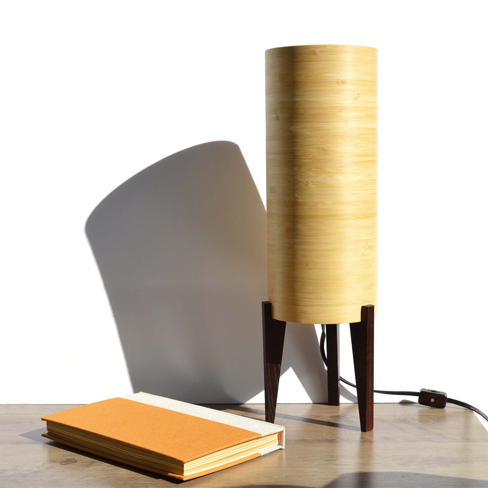 Lampe cylindrique en bois sur table
