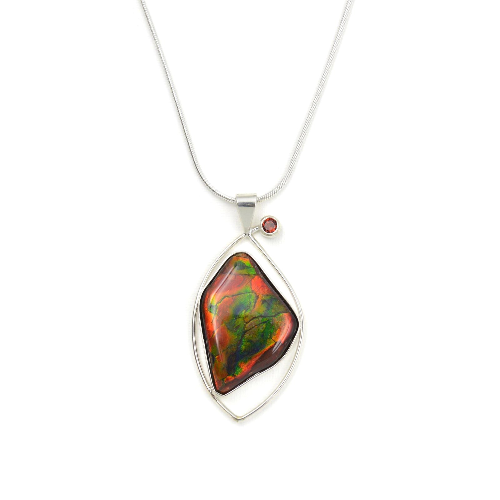 Collier avec pierre d'ammolite du Canada